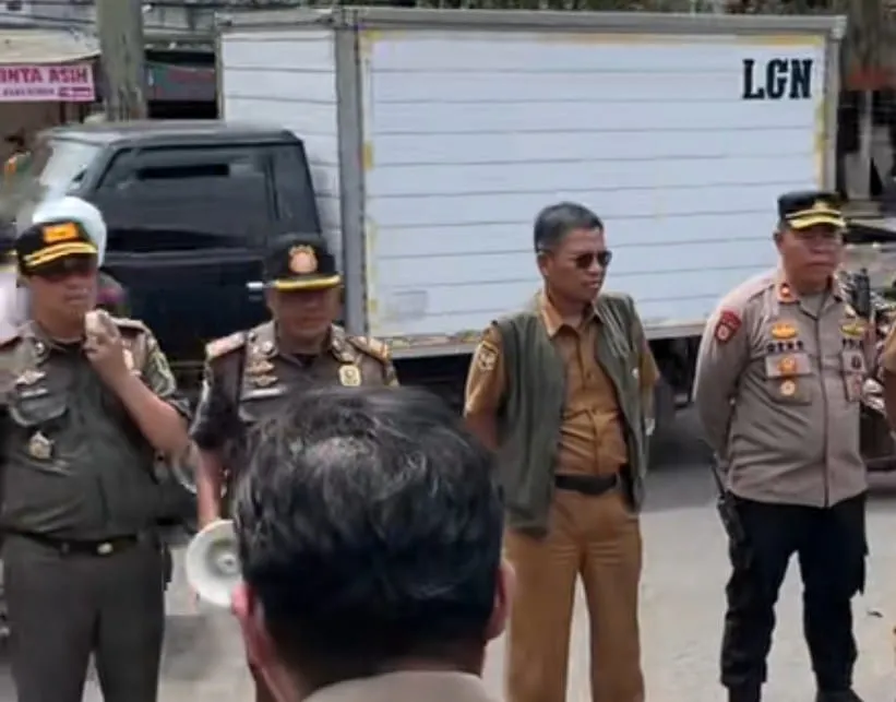 PKL Membludak Saat Ramadan, Satpol PP Tertibkan Jalan Gading Tutuka Soreang
